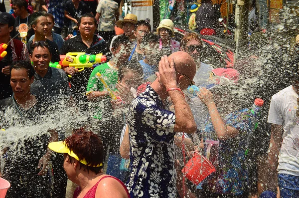 Chiang mai, thailand - 15 april: mensen vieren songkran of water festival in de straten door het gooien van water op elkaar op 15 april 2014 in chiang mai, thailand — Stockfoto
