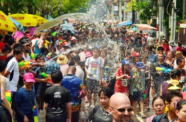 Chiang mai, Tayland - 15 Nisan: insanlar birbirlerine üzerinde 15 Nisan 2014 chiang mai, Tayland su atma tarafından su veya songkran Festivali sokaklarda kutlama 