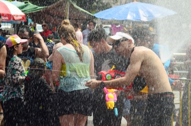 Chiang mai, Tayland - 15 Nisan: insanlar birbirlerine üzerinde 15 Nisan 2014 chiang mai, Tayland su atma tarafından su veya songkran Festivali sokaklarda kutlama 