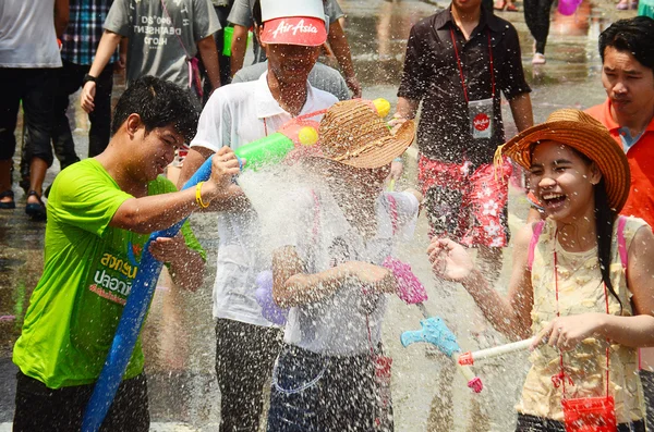 チェンマイ、タイ - 4 月 15 日： チェンマイ、タイで 2014 年 4 月 15 日にお互いに水を投げることによって通りでソンクラーンまたは水の祭りを祝う人々 — ストック写真