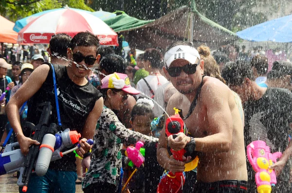 Chiang mai, thailand - 15. April: Menschen, die am 15. April 2014 in chiang mai, thailand, ein Songkran oder Wasserfest auf den Straßen feiern, indem sie sich gegenseitig mit Wasser bewerfen — Stockfoto