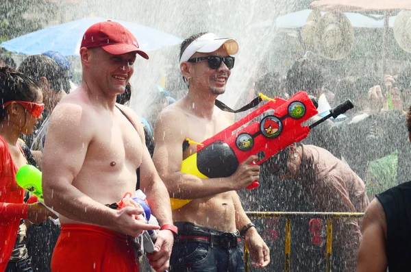 ЧАНГ-МАЙ, ТАЙЛАНД - 15 апреля: Люди празднуют Сонгкран или фестиваль воды на улицах, бросая воду друг в друга 15 апреля 2014 года в Чиангмае, Таиланд — стоковое фото