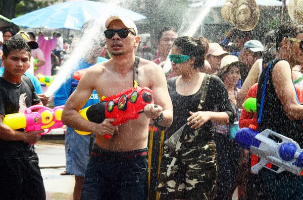 CHIANG MAI, THAILAND - APRIL 15 : People celebrating Songkran or water festival in the streets by throwing water at each other on 15 April 2014 in Chiang Mai, Thailand — Stock Photo, Image