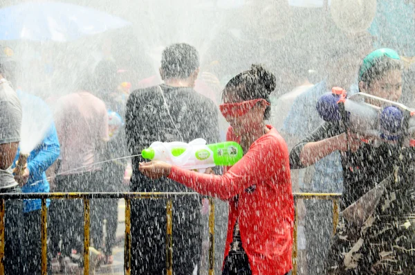 CHIANG MAI, TAILANDIA - 15 DE ABRIL: La gente que celebra el Songkran o el festival del agua en las calles tirándose agua el 15 de abril de 2014 en Chiang Mai, Tailandia — Foto de Stock