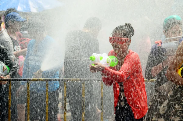 Chiang mai, thailand - 15. April: Menschen, die am 15. April 2014 in chiang mai, thailand, ein Songkran oder Wasserfest auf den Straßen feiern, indem sie sich gegenseitig mit Wasser bewerfen — Stockfoto