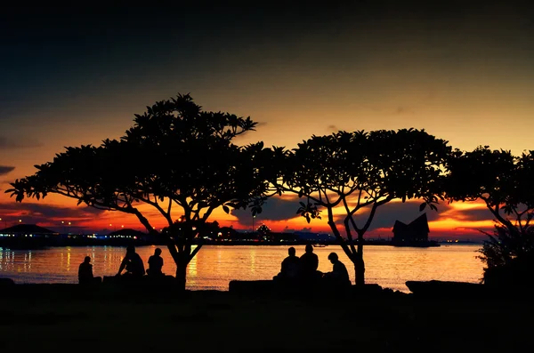 Silhouette of people rest in park with sunset sk — Stock Photo, Image