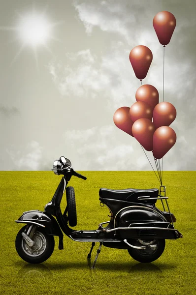 Retro scooter ve renkli balon — Stok fotoğraf