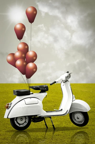 Retro scooter och färgglad ballong — Stockfoto