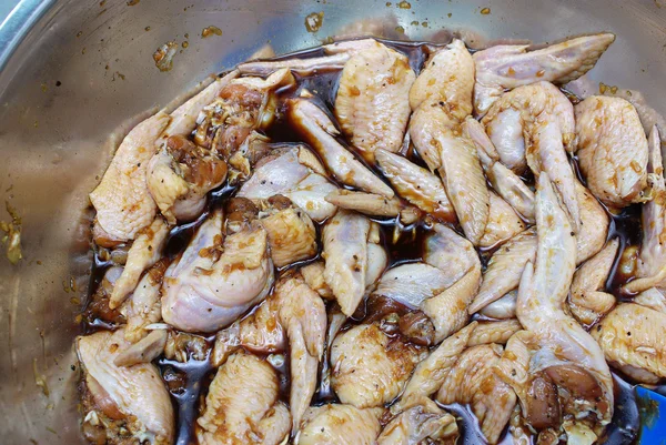Preparar el pollo para asar con salsa —  Fotos de Stock