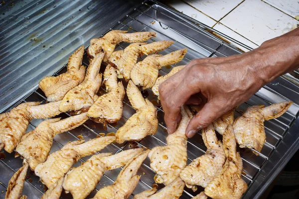 Prepare frango para assar com molho — Fotografia de Stock
