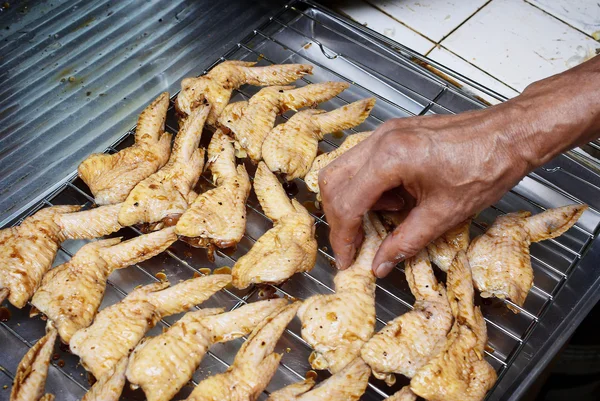 Préparer le poulet pour rôtir avec de la sauce — Photo