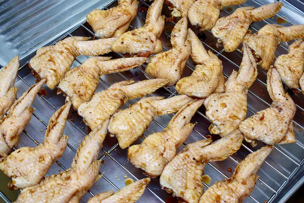 Preparare il pollo per arrosto con salsa — Foto Stock