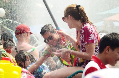 Chiang mai, Tayland - 15 Nisan: songkran kutlamak insanlar su Festivali sokaklarda birbirine üzerinde 15 Nisan 2014 chiang mai, Tayland su atma tarafından 