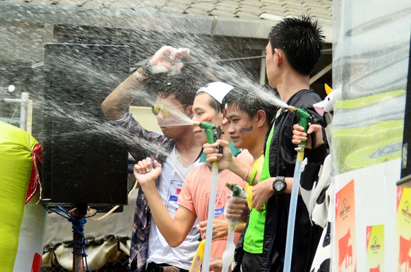 CHIANG MAI, TAILANDIA - 15 DE ABRIL: La gente que celebra el festival del agua de Songkran en las calles tirándose agua el 15 de abril de 2014 en Chiang Mai, Tailandia — Foto de Stock
