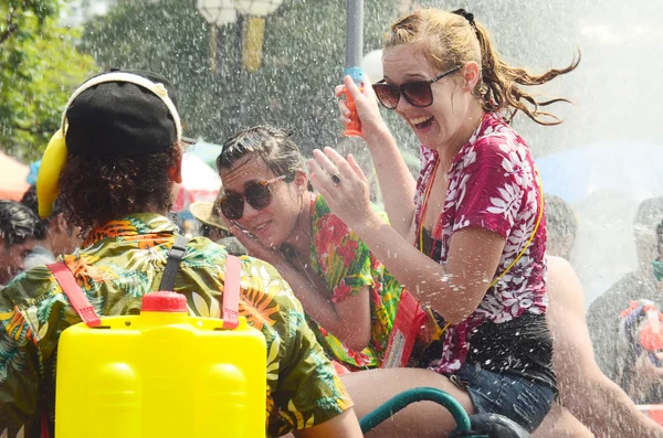 Chiang mai, Tayland - 15 Nisan: songkran kutlamak insanlar su Festivali sokaklarda birbirine üzerinde 15 Nisan 2014 chiang mai, Tayland su atma tarafından 