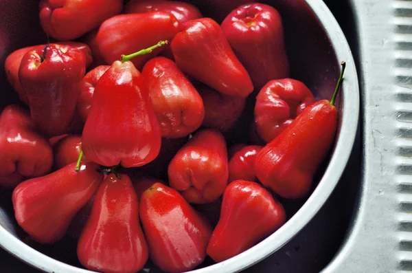 Rose apple in kom — Stockfoto