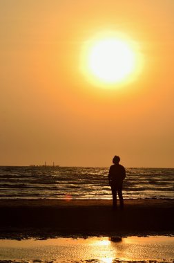 siluet adam sahilde günbatımı gökyüzü arka plan