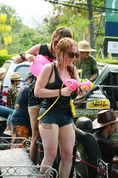 CHIANG MAI, THAILANDIA - 14 APRILE: La gente si diverte a spruzzare acqua insieme al festival di Songkran il 14 aprile 2014 a Chiang Mai, Thailandia — Foto Stock