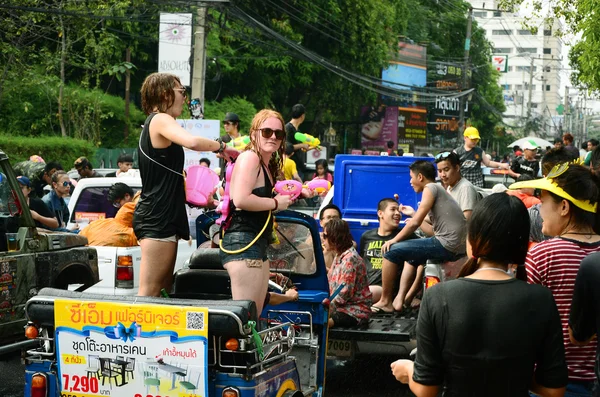 CHIANG MAI, THAILANDIA - 14 APRILE: La gente si diverte a spruzzare acqua insieme al festival di Songkran il 14 aprile 2014 a Chiang Mai, Thailandia — Foto Stock