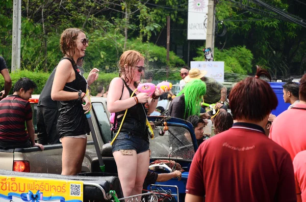 泰国清迈-4 月 14 日： 人们享受泼水一起在泼水节在 2014 年 4 月 14 日在泰国清迈举行 — 图库照片