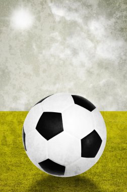 Futbol alanı ve gökyüzü arka planda