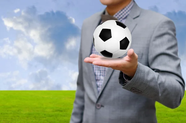 Relaxe e descanse com o jogo de futebol no campo esportivo — Fotografia de Stock