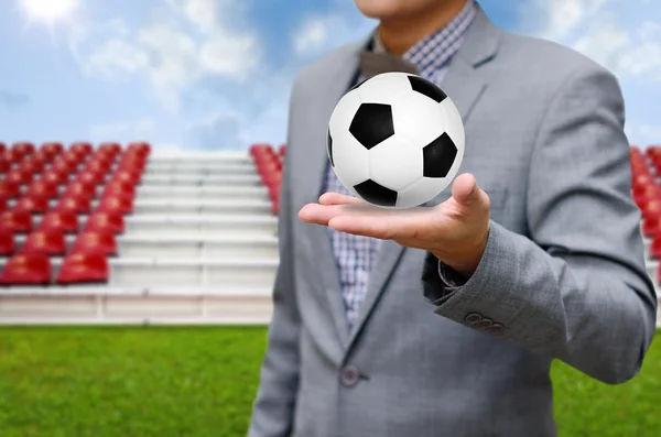 Uomo d'affari investire nella squadra di calcio, Gioco di calcio concetto — Foto Stock