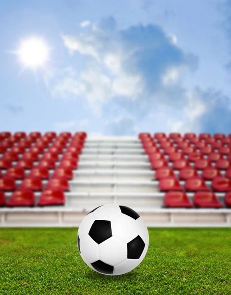 Pallone da calcio in arena sportiva con bel cielo sfondo — Foto Stock