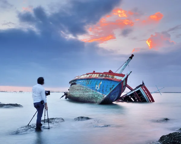 Herr Dan fotografiert sein Schiffswrack im Meer — Stockfoto