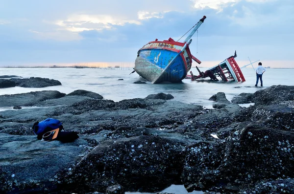 船主は海で彼の難破船をチェックします。 — ストック写真