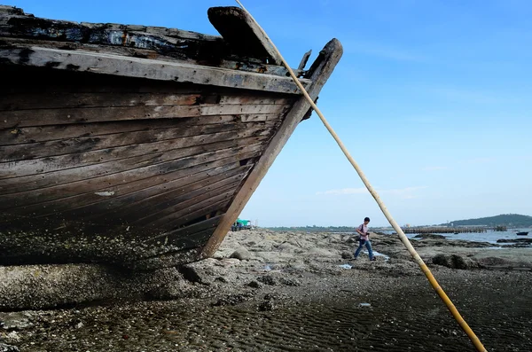 Unidentified man walk near shipwreck — Stock Photo, Image