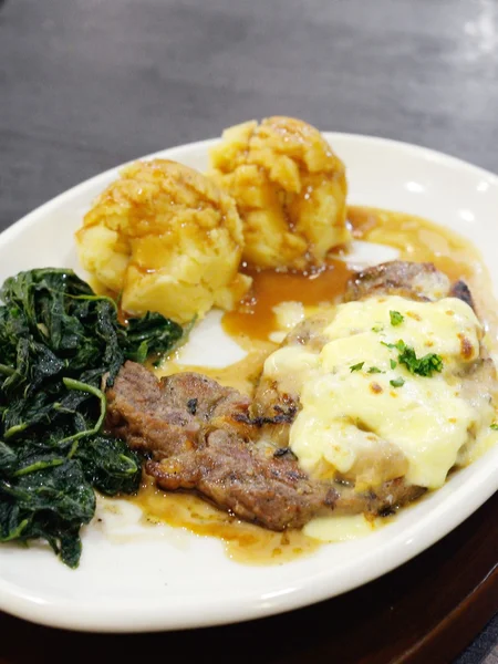 Rindersteak mit Chesse, Küche — Stockfoto