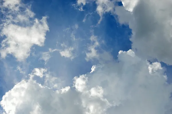 Blauwe lucht achtergrond met bewolkt — Stockfoto