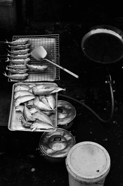 Comida callejera en Tailandia, Pescado de caballa frito —  Fotos de Stock