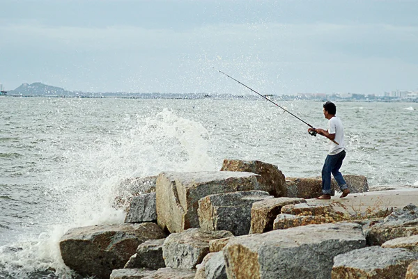 ЧОНБУРИ, ТАЙЛАНД - 25 ИЮЛЯ: 15 апреля 2011 года на пляже Шрирача, Чонбури, Таиланд, рыбачил неизвестный с большой волной. — стоковое фото