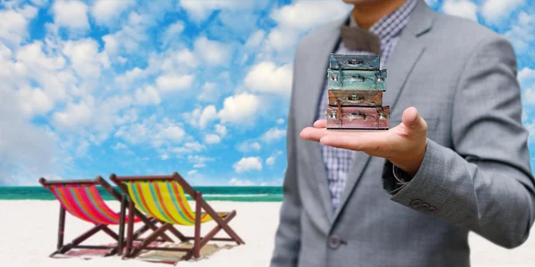 Бізнесмен пропонує літню подорож, концепція відпустки — стокове фото