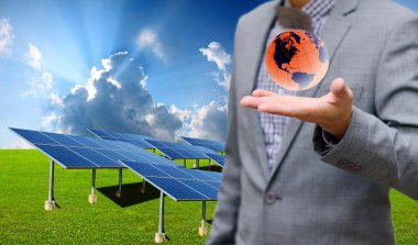 sürdürülebilir enerji kavramı, işadamı ile Güneş Çiftliği taşırlar sanal dünya