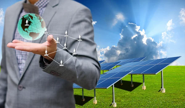 Hållbar energikoncept, solar farm med affärsman bära virtuella världen — Stockfoto