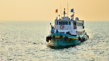 Chonburi, Tayland - 30 Aralık: insanlar almak geri arazi tekne ile sı chang Adası üzerinde 30 Aralık 2013 chonburi, thailand