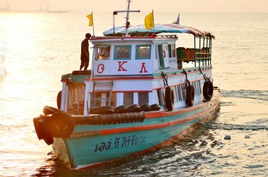 Chonburi, Tayland - 30 Aralık: insanlar almak geri arazi tekne ile sı chang Adası üzerinde 30 Aralık 2013 chonburi, thailand