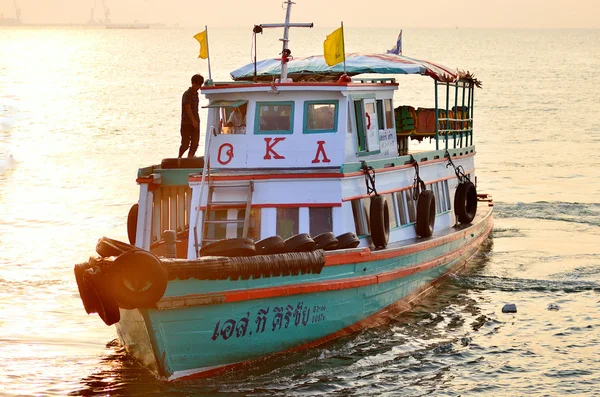 Chonburi, thailand - 30 december: mensen krijgen terug naar het land per boot van si chang eiland op 30 december 2013 in chonburi, thailand — Stockfoto