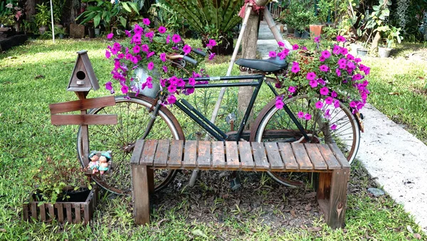 Bahçede Çiçeklerle Süslenmiş Eski Bisiklet Süsü — Stok fotoğraf