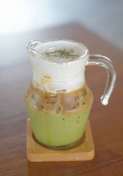 Grüner Tee Mit Kaffee Und Milch Klarem Glas Auf Holztisch — Stockfoto