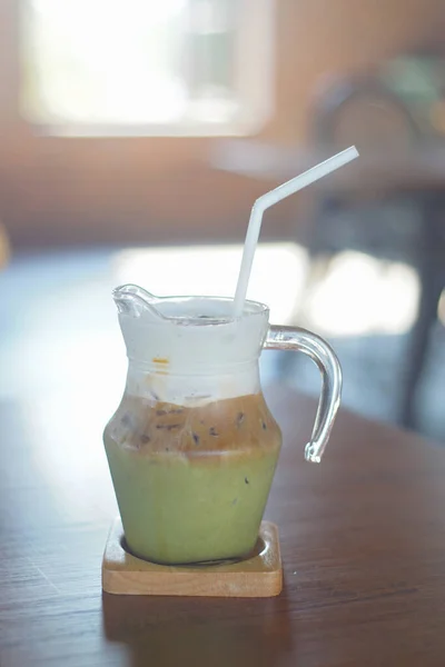 Grüner Tee Mit Kaffee Und Milch Klarem Glas Auf Holztisch — Stockfoto