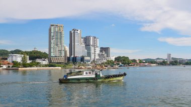 CHONBURI, THAILAND - 17 AUG: 17 Ağustos 2021 tarihinde Siracha, Chonburi, Tayland 'da bulunan Apartman kulesi arka planına sahip yolcu gemisi