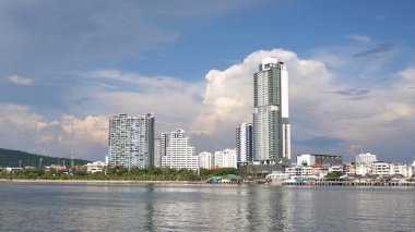 CHONBURI, THAILAND - 17 Ağustos 2021 'de Siracha, Chonburi, Tayland' da dağ manzaralı apartman kulesi