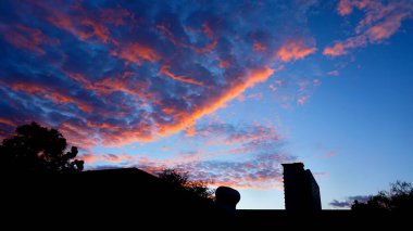 Güzel, canlı bulutlar binaların siluetinden etkilenmiş.