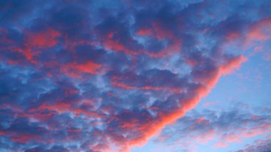 Gün batımından etkilenmiş güzel, canlı bulutlar.