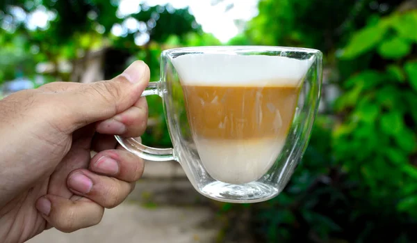 Kaffeetasse Der Hand Mit Garten Hintergrund — Stockfoto