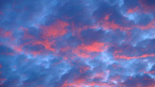 Bonitas Nubes Vibrantes Realizadas Con Luz Del Atardecer —  Fotos de Stock